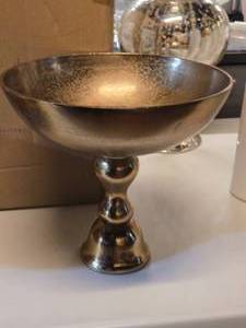 lot 318 image: Aluminum Pedestal Bowl 11 (gold)