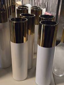 lot 325 image: Lot of (4) WGV Ceramic Vase 16 (gold topped white)