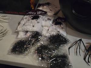 lot 377 image: Halloween Dcor - Spiders and Spider Webs