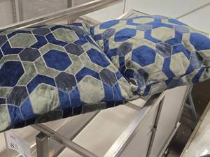 lot 129 image: Lot of (2) 19 Hexagonal pattern Velvet Decorative Throw Pillows