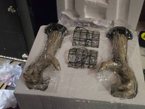 lot 385 image: Halloween Dcor - Creepy Hands and Lanterns (in original packaging)