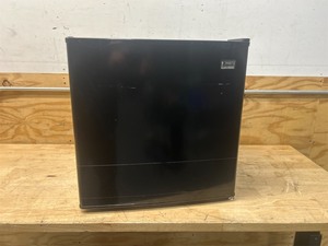 lot 34 image: Avanti Mini Fridge RM16J1B