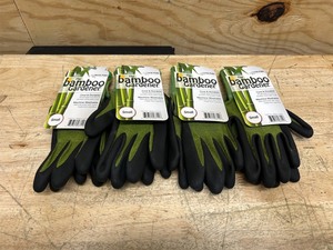 lot 104 image: Bellingham Bamboo Gardener Unisex Palm-dipped Gardening Gloves Green S (lot of 4)