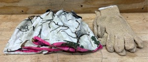 lot 140 image: RealTree Xtra Colors lot of 4, large glove