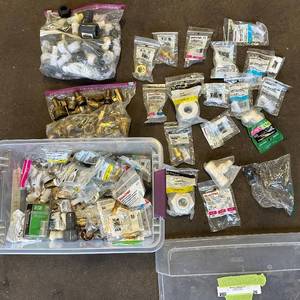 lot 26 image: Assorted MetalPlastic fittings