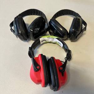 lot 100 image: Ear Muffs