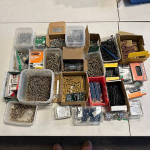 lot 121 image: Assorted Screws