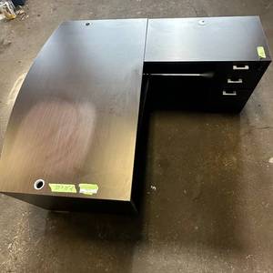 lot 212 image: L Desk