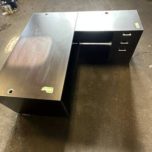 lot 214 image: L Desk