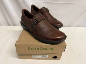 lot 37 image: Size 9.5 Earth Origin Shoes