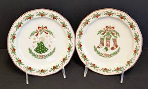 lot 5 image: Pair of Porsgrund Christmas Plates 1992 and 1993