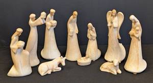 lot 38 image: Ganz 11-Piece Ceramic Nativity Set with Angel and Animals