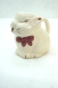lot 3 image: Vintage Shawnee Pottery Puss n Boots Kitty Cat Creamer from 1940s