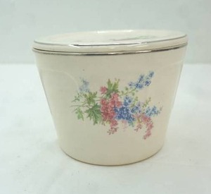 lot 9 image: Vintage Covered Ceramic Casserole. Universal Cambridge. Over Proof