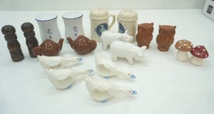 lot 16 image: Collection of Vintage Salt & Pepper Shakers
