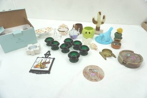 lot 17 image: Collection of Vintage Glass and Stone Decor Pieces.