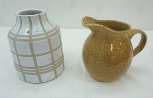 lot 20 image: Vintage Butterscotch Reactive Glaze Pitcher Threshold Vase Terracotta Cream and Beige Pattern