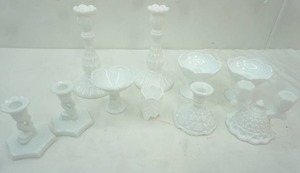 lot 46 image: Collection of Vintage Milk Glass Pieces