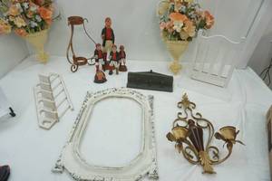 lot 50 image: Vintage Decor Lot