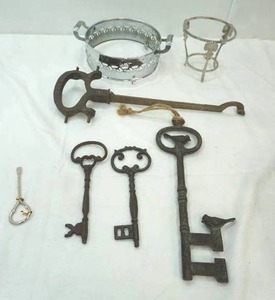 lot 58 image: Decorative Cast Metal Oversized Skeleton Keys