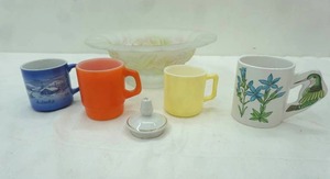 lot 70 image: Vintage Frosted Glass Fruit Bowl and Vintage Coffee Cups