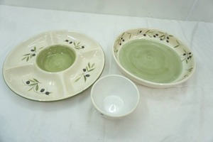 lot 72 image: Serving Tray, Platter and Bowl