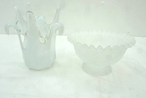 lot 76 image: Vintage L.E. Smith Moon and Stars Frosted Glass Dish, Art Glass Vase