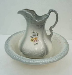lot 39 image: Antique Ironstone USA Wash Basin and Pitcher