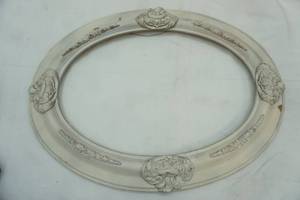 lot 101 image: Vintage Wooden Ornate Oval Frame 24.5x18.5