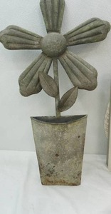 lot 143 image: Metal Wall Decor. Flower and Letter Pouch