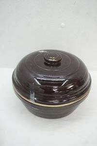 lot 157 image: Vintage USA Pottery Brown Pot with Lid