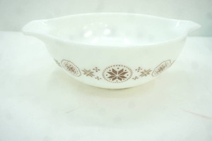 lot 171 image: Vintage Pyrex 4-quart Cinderella Mixing Bowl 10 diameter by 4.5 tall
