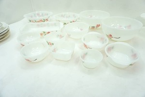 lot 172 image: Vintage Anchor Hocking Milk Glass Dishes