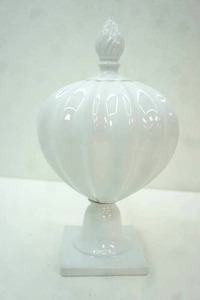 lot 178 image: Williamsburg Global Views Beaufort Flame Bottle-White Urn 12 tall