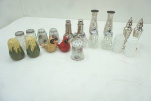 lot 183 image: Collection of Vintage Salt & Pepper Shaker Sets