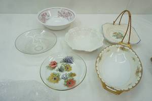 lot 185 image: Collection of Vintage China Serving Bowls