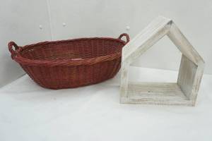lot 200 image: Vintage Red Wicker Basket & Wooden Decor Shaped like a House