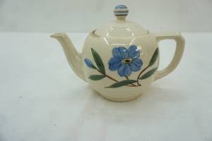 lot 207 image: USA Hand painted Tea pot,5 tall