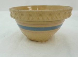 lot 213 image: Vintage Pottery Bowl (USA on the bottom, Mccoy)