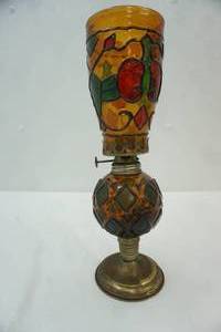 lot 236 image: Vintage Sailboat Brand Amber Stained Glass-look oil lamp. 12 tall
