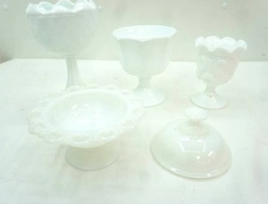 lot 248 image: Collection of Vintage Milk Glass Pieces