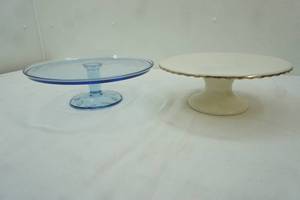 lot 256 image: Vintage Ceramic Cake Plate Stand Blue Glass Cake Plate Stand