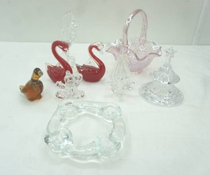 lot 260 image: Vintage Iridescent Pink Opalescent Glass Basket Fenton Glass Duck Figurine and more