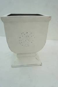 lot 274 image: Tin Tub Planter 11x8x11