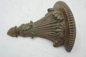 lot 286 image: Carved Wood Wall Bracket. 10 tall, 4.5 half moon shelf