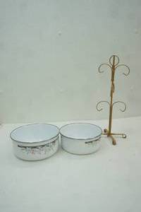 lot 301 image: Vintage Enamel Nesting Bowls & Metal Cup Stand