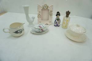 lot 307 image: Collection of Vintage Glass and Ceramic Pieces. Daisy Oil Lamp and more