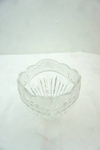 lot 314 image: Oneida Southern Garden Crystal Potpourri Bowl
