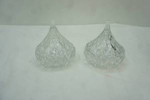 lot 316 image: Set of Two Vintage Godinger Crystal Dandy Dishes, Hersheys Kiss Design