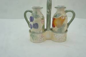 lot 317 image: Gibson Home Fruit Grove Cruet Set